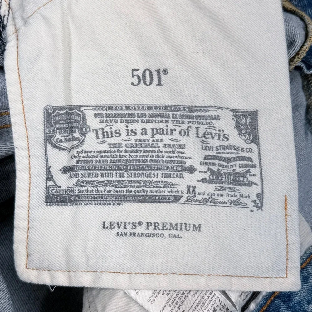 Levis Premium 501 Original Fit Jeans Mens 33x31 Light Wash Blue Straight Denim